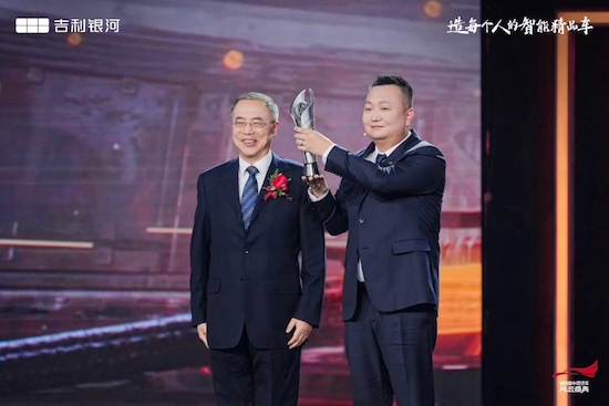 Geely Galaxy L7 won the best SUV of the year at CCTV China Automobile Festival, becoming the first domestic new energy brand to win this honor _fororder_image001